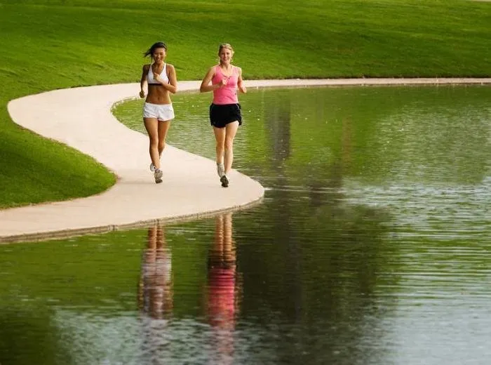 Chế độ chạy thể dục 20 - 30 phút hoặc 2 lần chạy với 2,4 - 4,8km/lần mỗi tuần là hoàn hảo.