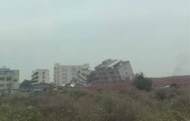 Nhiều công trình đổ sập trong trận lở đất.