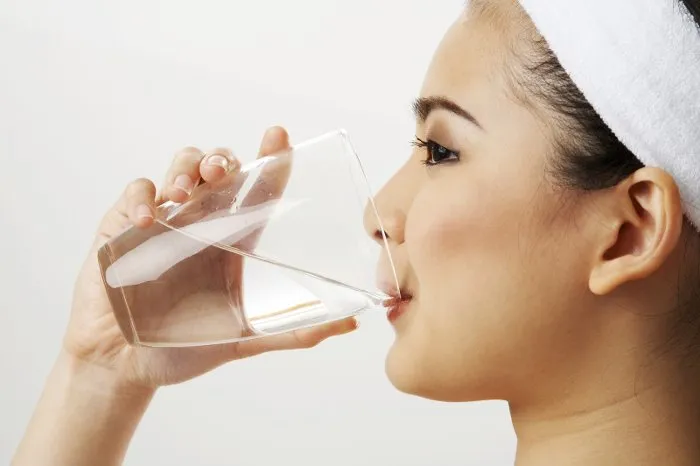 Nên uống nước buổi sáng khi bụng đói để tăng hiệu quả tuần hoàn máu.