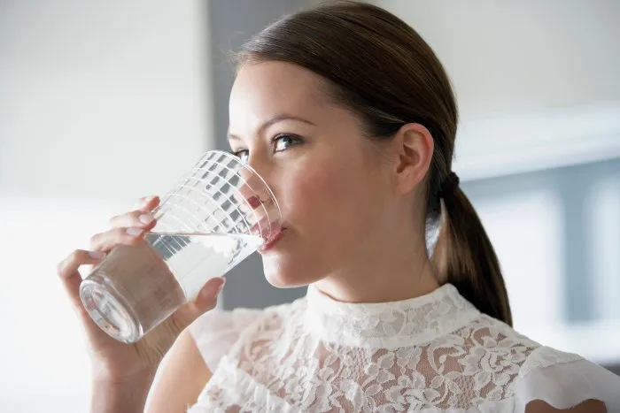 Uống nước muối loãng sau khi ngủ dậy là một sai lầm.