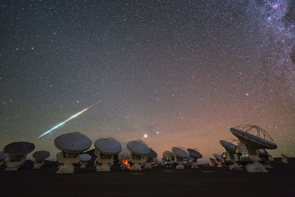 Sao băng vụt qua bầu trời trạm quan sát vũ trụ của Cơ quan không gian Châu Âu tại sa mạc Atacama, Chile.