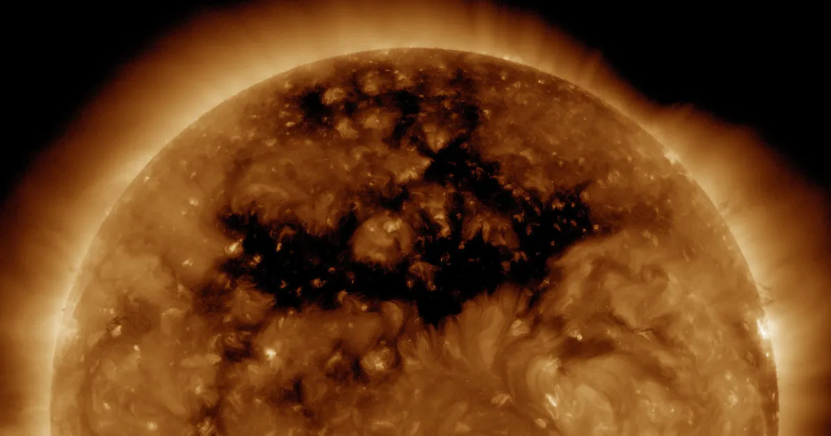 Vùng màu đen trên Mặt Trời này có tên là lỗ Coronal với kích thước lớn gấp 50 lần Trái Đất và tạo ra những luồng gió Mặt Trời với sức mạnh khủng khiếp.