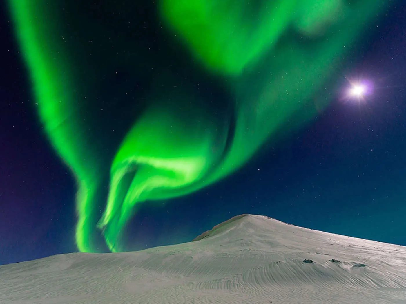 Dancing With The Moon. Cực quang ở Iceland.