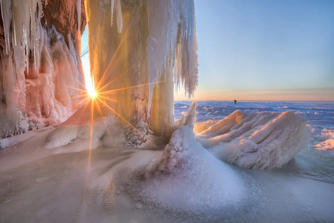 Nắng xuyên qua những lớp đá tuyết, ở hồ nước quốc gia Apostle Islands, Wisconsin.