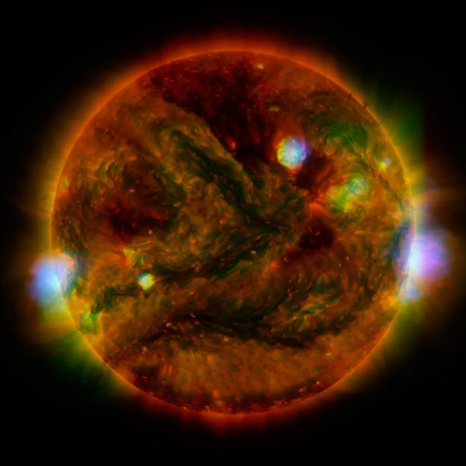 NASA và Nhật Bản hợp tác, kết hợp kính thiên văn và tàu vũ trụ của họ để chụp một bức ảnh tuyệt vời của Mặt Trời với các đốm sáng rực rỡ, các vùng hoạt động dữ dội trên bề mặt.