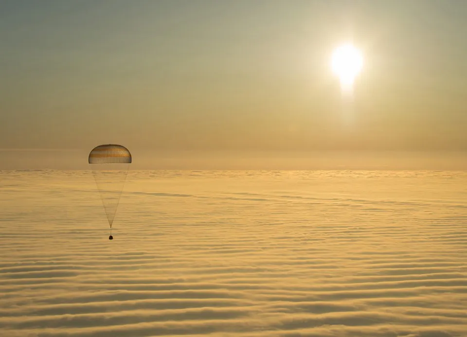 Các phi hành gia Barry Wilmore (NASA) và Alexander Samokutyaev và Elena Serova (Nga) đang ngồi trong mô đun con nhộng, trên đường từ trạm không gian quốc tế ISS về Trái Đất.