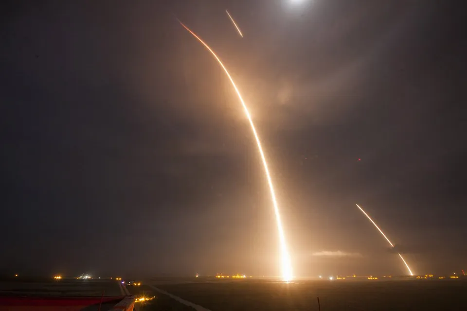 công ty hàng không vũ trụ SpaceX của Elon Musk đã phóng thành công tên lửa đẩy Falcon 9, mang vệ tinh lên quỹ đạo và sau đó hạ cánh nhẹ nhàng trở lại mặt đất.