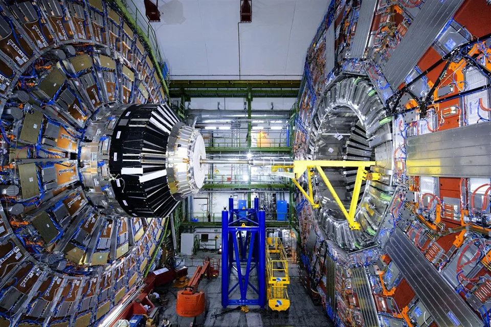 Máy gia tốc hạt lớn mạnh mẽ nhất thế giới Large Hadron Collider (LHC)