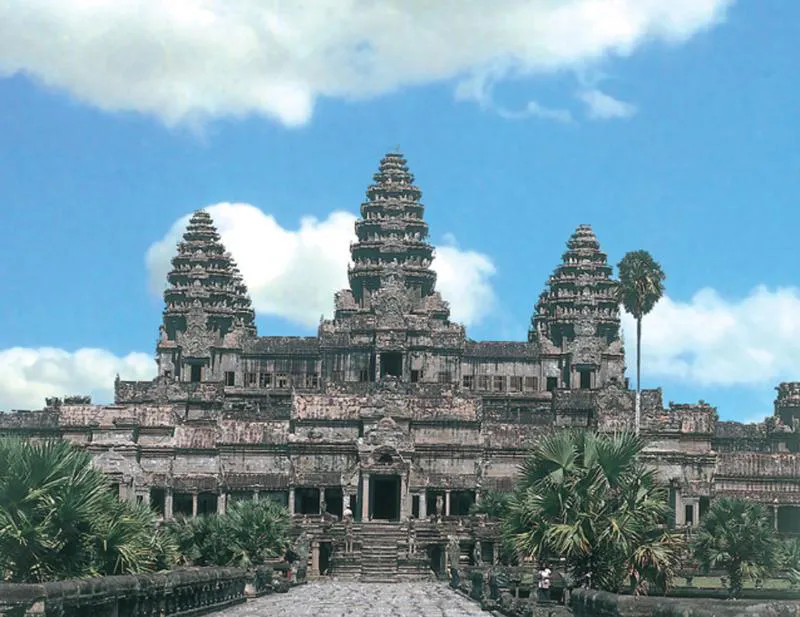 Quần thể Angkor bao gồm các ngôi đền nổi tiếng là Angkor Wat và Angkor Thom, đền Bayon với vô số đồ trang trí điêu khắc của nó.