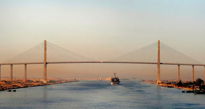 Kênh đào Suez được coi là tuyến đường ngắn nhất nối phía đông và phía tây nhờ vị trí địa lý đặc biệt.