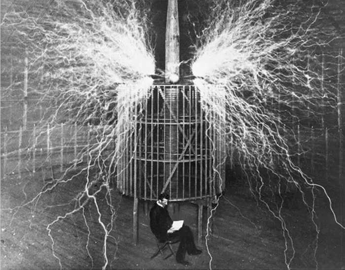 Nikola Tesla được cho là ngạo mạn và mắc chứng "sạch sẽ thái quá".