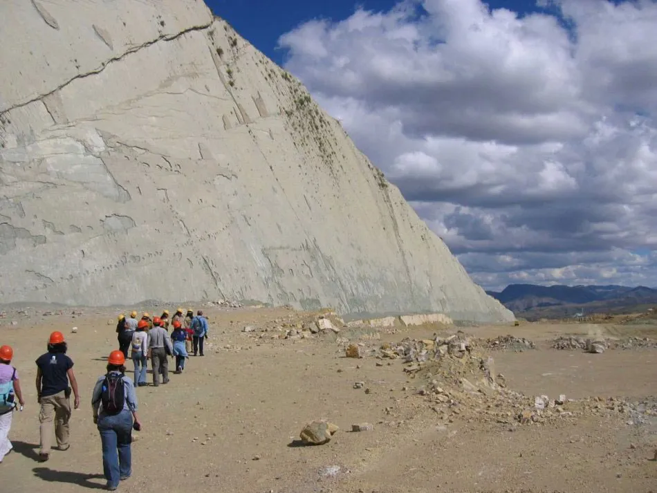 Năm 2006, công viên Cretaceous mở cửa với mô hình những loài khủng long đã để lại dấu chân trên vách đá, một bảo tàng và một đài quan sát cách mặt đá 150 m. Nơi này thu hút hơn 120.000 du khách mỗi năm. Các chuyên gia cho biết Cal Orcko có thể còn nhiều vết chân quý giá chưa được khai quật.