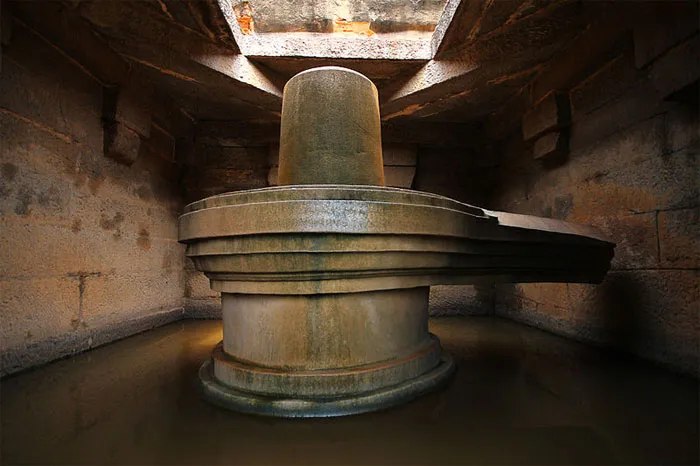 Tượng Shiva Linga trên một ngôi đền thờ Linga.