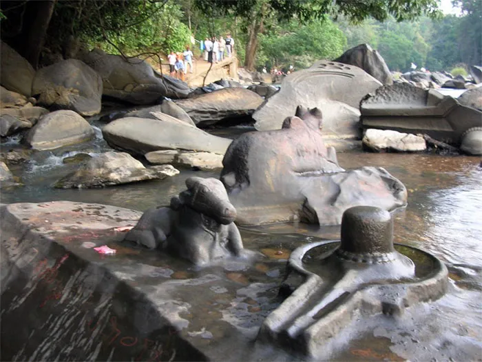 Hàng nghìn tượng đá Linga, Yoni và Nandi xuất hiện trên sông Shalmala, Ấn Độ, khi nước rút.