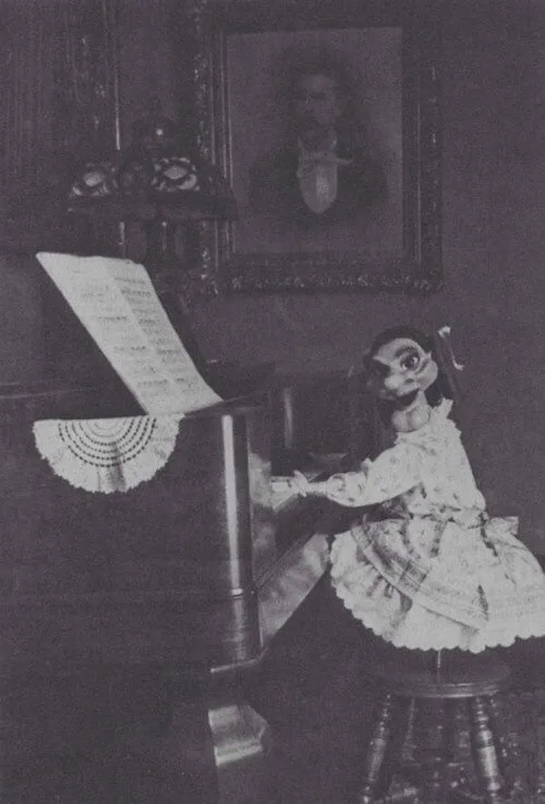 Bức ảnh con rối chơi piano khiến nhiều người giật mình vì quá đáng sợ.
