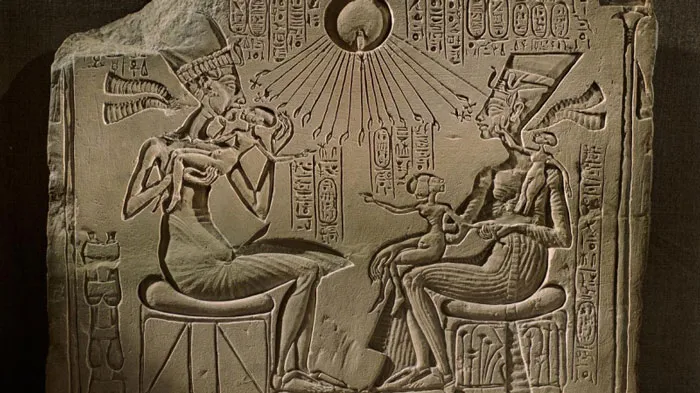 Nữ hoàng Nefertiti (bên phải) và vua Akhenaten, đang chơi với ba trong số 6 người con gái.