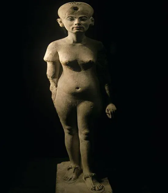 Một bức tượng chân dung cao 40 cm của nữ hoàng Nefertiti.