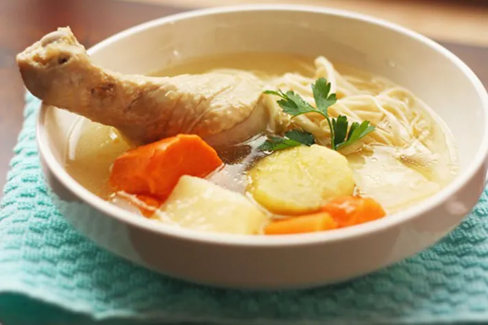 ác thầy thuốc Hy Lạp vào thế kỉ 2 cho rằng súp gà là một cách chữa đau nửa đầu, bệnh phong, táo bón và sốt.