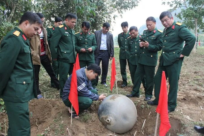 Bộ chỉ huy quân sự tỉnh Tuyên Quang phối hợp với lực lượng Quân khu 2 tiến hành làm rõ quả cầu lạ.