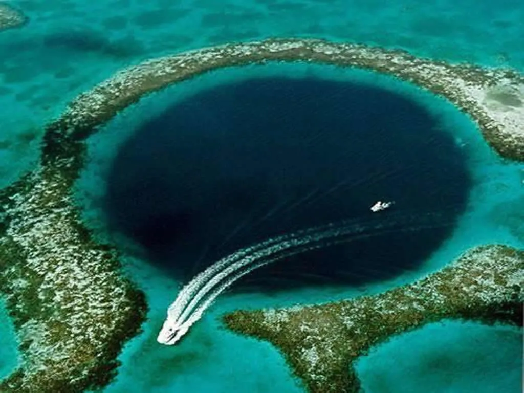Great Blue Hole là một hố lớn tàu ngầm ngoài khơi bờ biển Belize