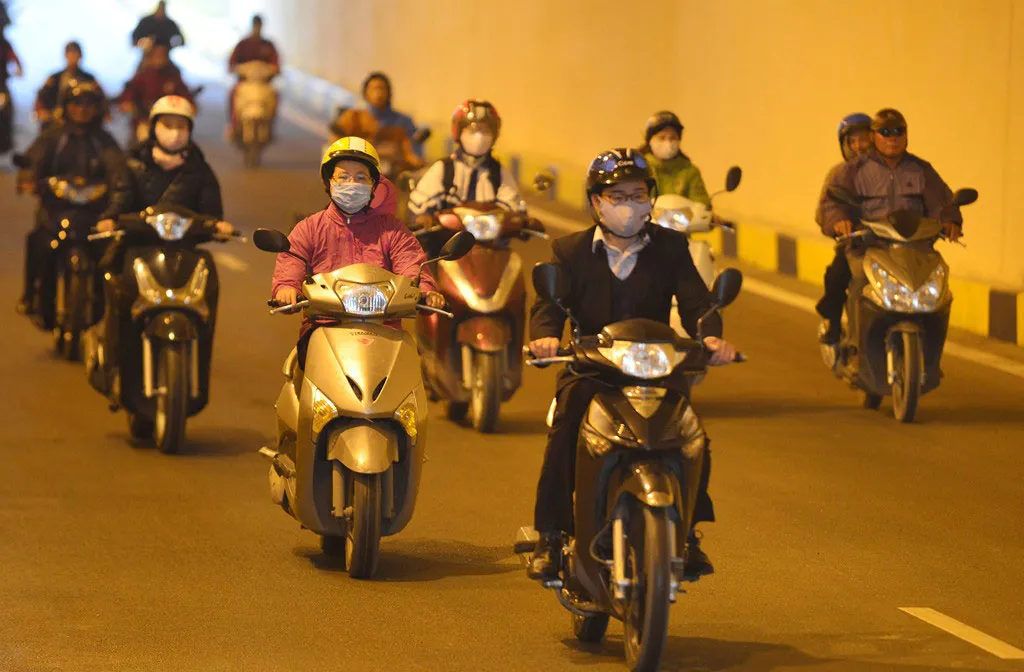 Xe máy được di chuyển dưới hầm ở tốc độ dưới 40 km/h.
