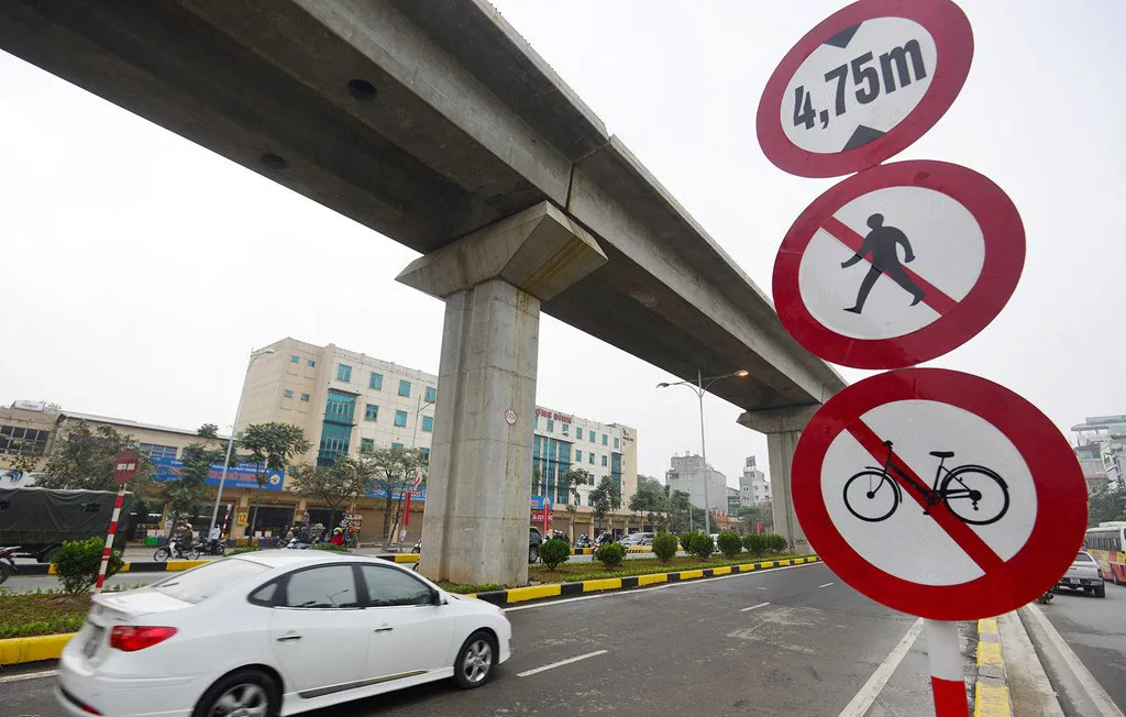 Các xe quá khổ trên 4,75 m, người đi bộ, xe đạp không được lưu thông qua hầm chui Thanh Xuân.