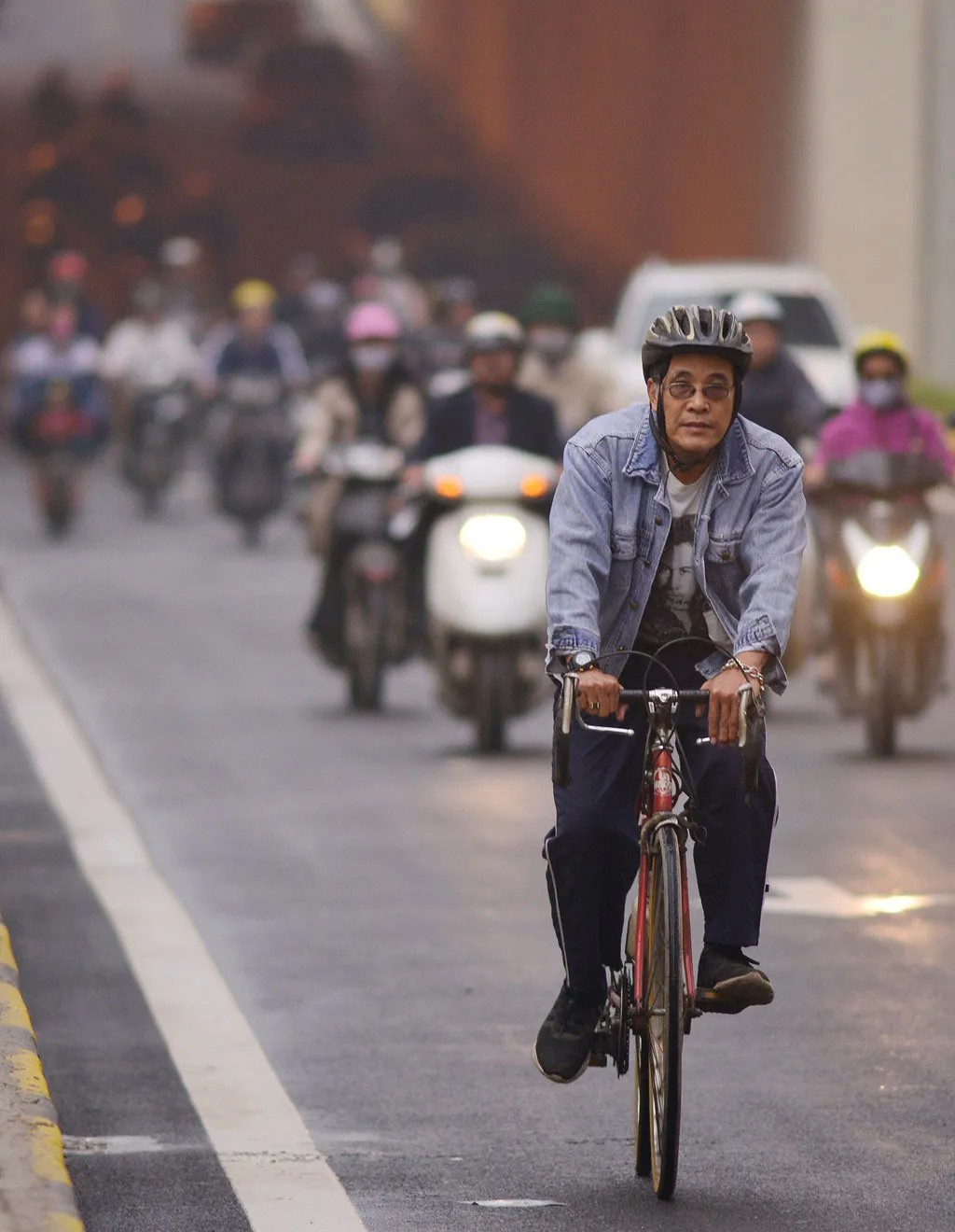 Mặc dù bị cấm nhưng vẫn có người "vô tình" đi xe đạp vào.