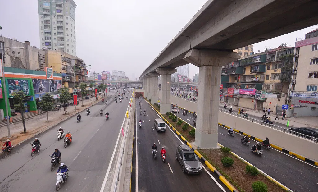 Đây là lần đầu tiên, người đi xe máy băng qua một trong những ngã tư lớn nhất thủ đô nhanh chóng, thoải mái.