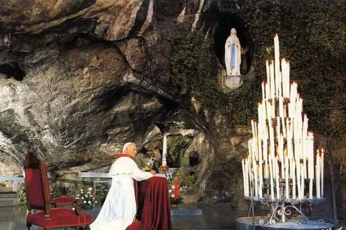 Hang đá nơi Bernadette gặp Đức mẹ Maria.