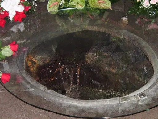Nơi tu nữ Bernadette phát hiện ra dòng suối được bảo vệ cẩn thận.