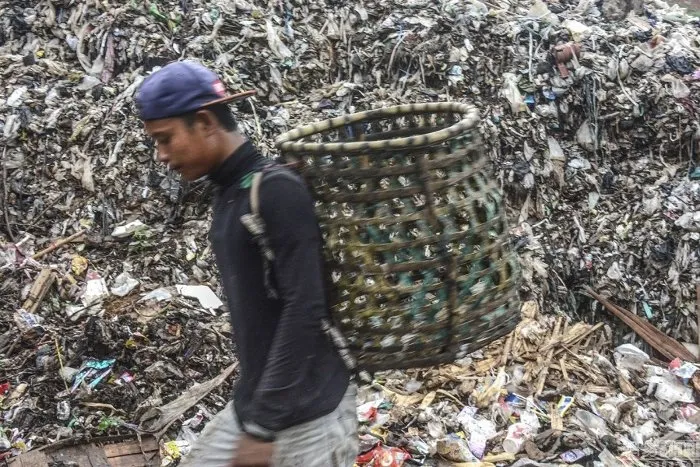 Thời tiết khắc nghiệt nên nơi đây luôn bốc mùi hôi thối và đầy rẫy ruồi muỗi chuột bọ.