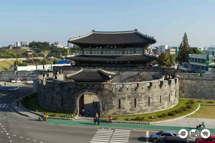 Thuộc địa phận thành phố Suwon, tỉnh Gyeonggi (Hàn Quốc), pháo đài và thành cổ Hwaseong được xây dựng vào thế kỷ 18.