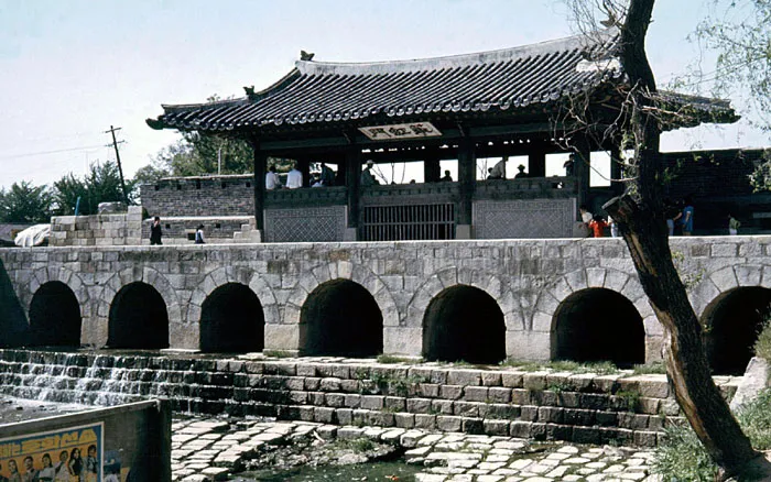 Gần cung điện Haenggung là điện thờ Hwaryeongjeon, xây dựng vào năm 1801, lưu giữ bức chân dung của vua Jeongjo.
