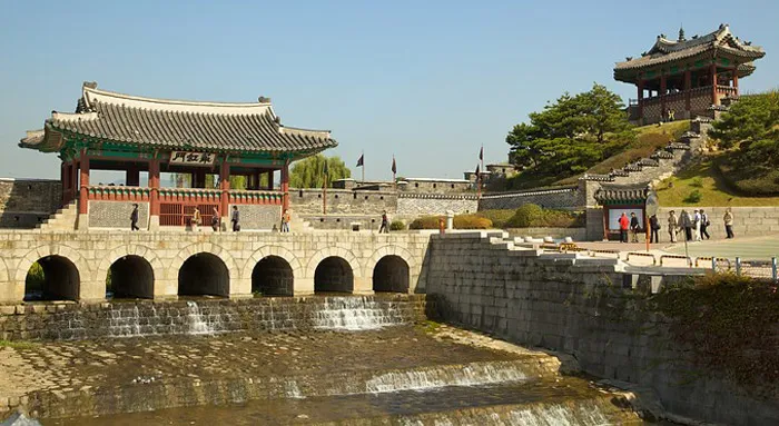 Suwon được người đời sau mệnh danh là "Thành phố của lòng hiếu thảo".