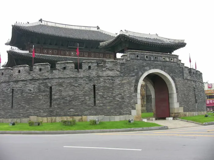 Vua Jeongjo muốn xây dựng Hwasong thành một pháo đài bất khả xâm phạm, không chỉ mang tính phòng thủ mà còn coi nơi này như là kinh đô phía Nam của đất nước.