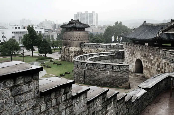 Sau khi hoàn tất, Hwaseong trở thành một quần thể kiến trúc đảm nhận các chức năng quân sự, chính trị và thương mại, vừa giúp vương triều Joseon trụ vững trước các cuộc tấn công của kẻ thù bên ngoài, vừa là cửa ngỏ để Triều Tiên thông thương mậu dịch với bên ngoài.