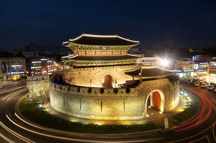 Năm 1997, Hwaseong được tổ chức UNESCO đưa vào danh sách Di sản văn hóa thế giới.