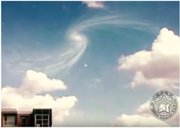 UFO và xoáy ốc kỳ lạ trên bầu trời gây nhiều tranh cãi.