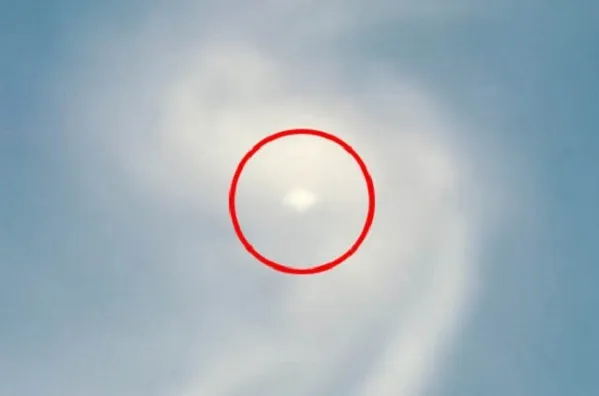 Hình ảnh phóng đại của UFO phía trên khu vực máy gia tốc hạt lớn.