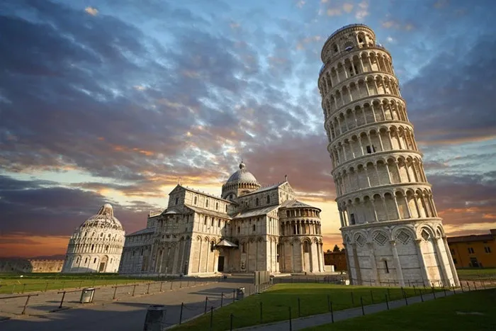 Tháp nghiêng Pisa là công trình nghiêng nổi tiếng nhất thế giới.