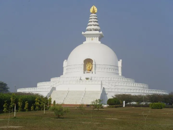 Lumbini có một số ngôi chùa, đền thờ trong đó có đền thờ Hoàng hậu Mada.