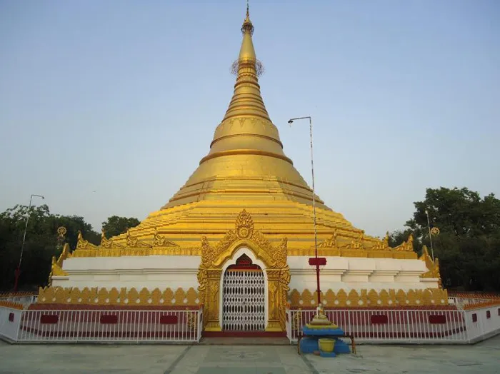 Lumbini có một số ngôi chùa, đền thờ trong đó có đền thờ Hoàng hậu Mada.