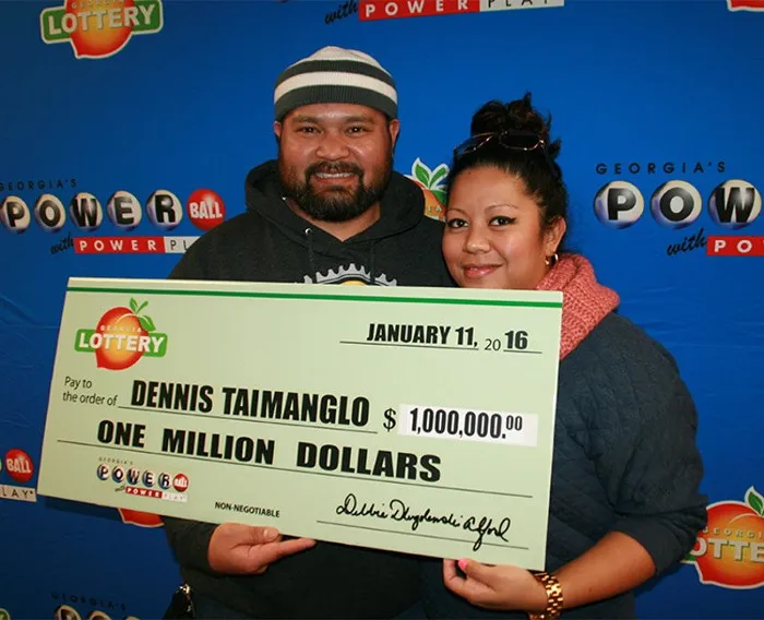 Dennis Taimanglo, 38 tuổi, và vợ nhận một triệu USD tiền thưởng ở công ty xổ số bang Georgia.