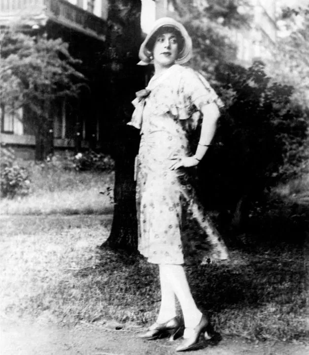 Sau ca phẫu thuật chuyển giới đầu tiên, Einar Wegener chính thức đổi tên thành Lili Elbe.
