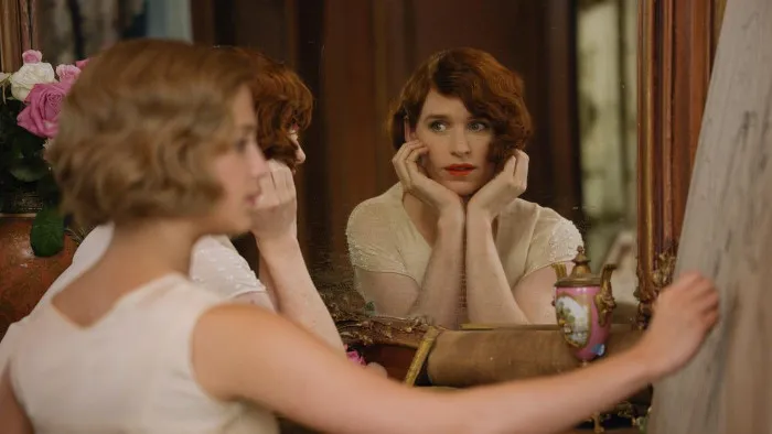 Tạo hình của Lili Elbe trong phim Cô gái Đan Mạch.