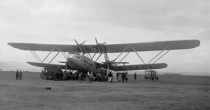Trong hình là chiếc máy bay 2 tầng cánh Handley Page HP. 42.