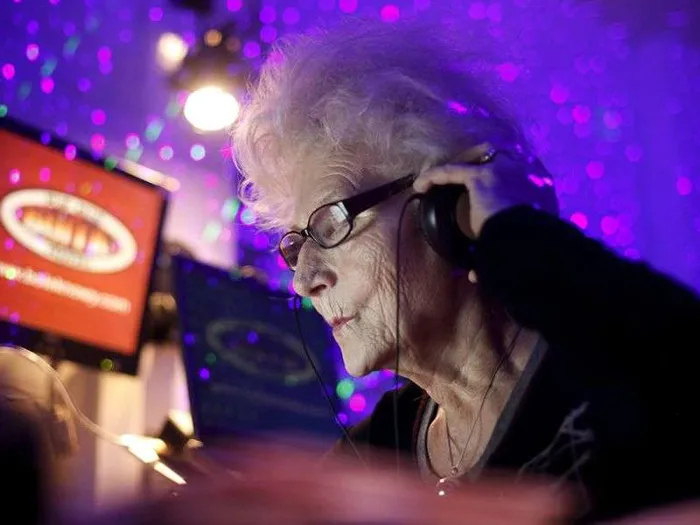 Một bà lão hơn 70 tuổi vẫn làm DJ ở quán Bar tại Ba Lan.