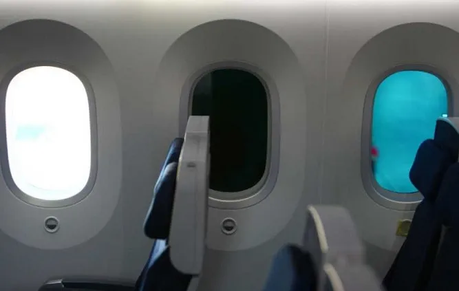 Cửa sổ máy bay có hình oval.