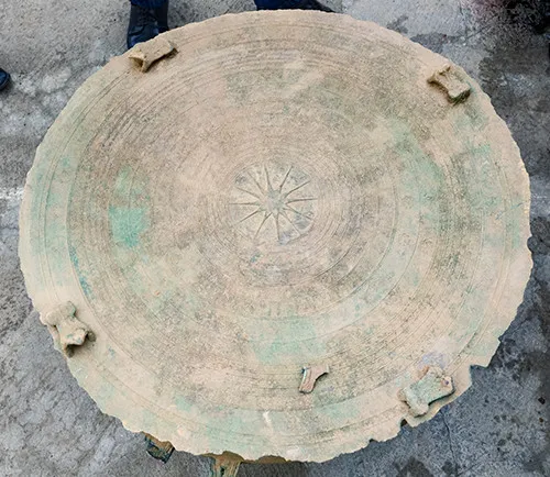 Chiếc trống đồng mới được phát hiện tại Điện Biên có trọng lượng khoảng 20kg, cao 49cm, đường kính bề mặt 61cm.