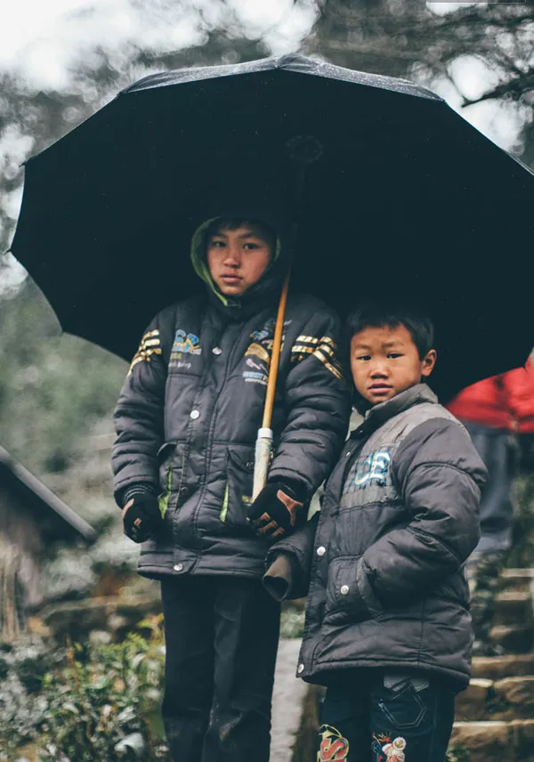 Những em bé co ro bên đường, mặt tím tái vì gió lạnh.